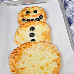 https://www.bridgford.com/bread/wp-content/uploads/2015/12/snowman-pizza-240x240.jpg