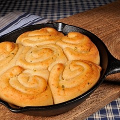 https://www.bridgford.com/bread/wp-content/uploads/2016/02/skillet-cheesy-garlic-rolls-web-240x240.jpg