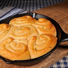 https://www.bridgford.com/bread/wp-content/uploads/2016/02/skillet-cheesy-garlic-rolls-web-240x240.jpg